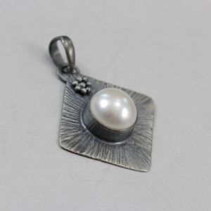 naturalna perła, perła hodowlana, srebrny wisior z perłą, biżuteria z perłą,  srebro, wisior z perłą, srebro fakturowane, oksydowane, srebrna biżuteria, biżuteria autorska, chileart